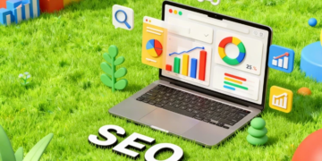 Çimenlik Alanda Duran Laptop Ve Önünde Büyük Harflerle Yazılmış 3D Seo Yazısı